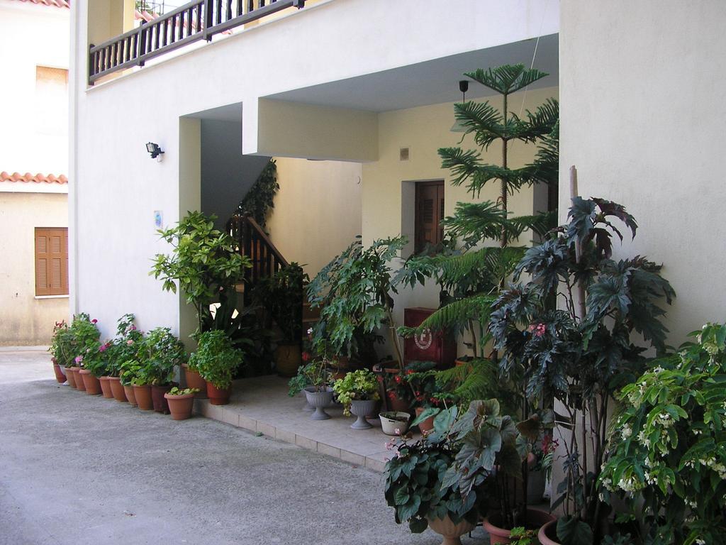Aris Junior Studio & Apartments 尼欧克利马 外观 照片